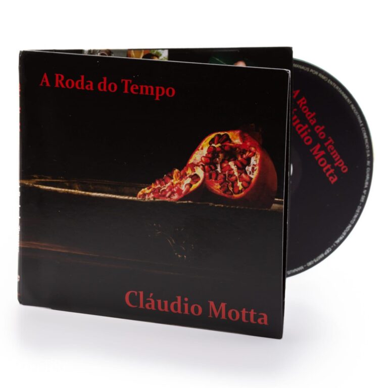 CD case for A Roda do Tempo by Cláudio Motta, featuring a pomegranate on a wooden surface against a dark background.
