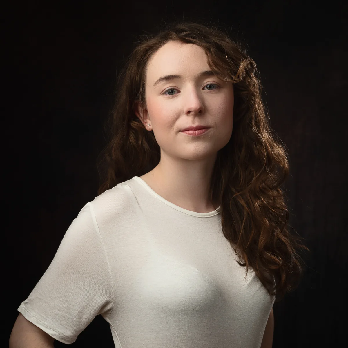 Dating profile portrait photographed by Foyers Photography