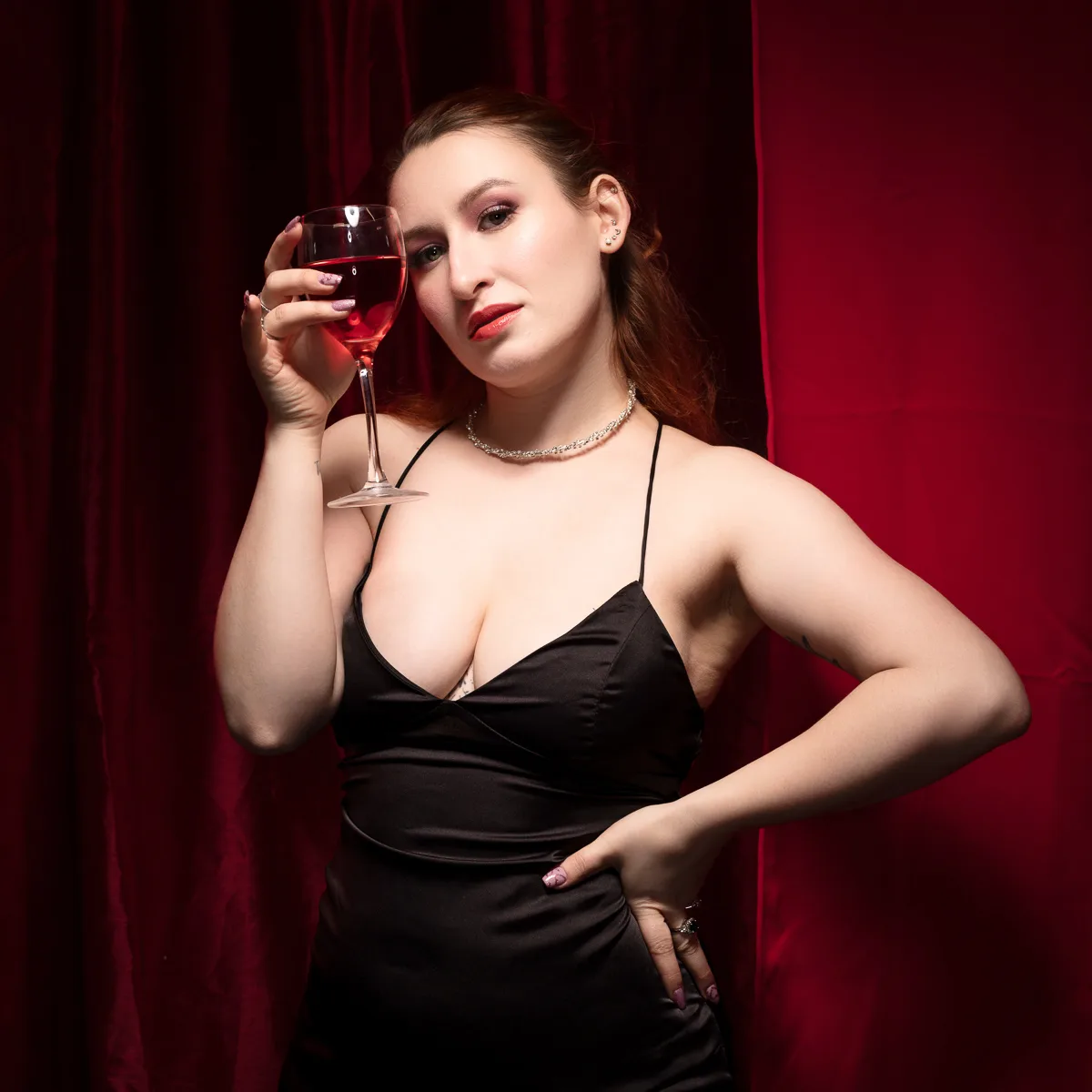 Full dating profile refresh portrait photographed by Foyers Photography