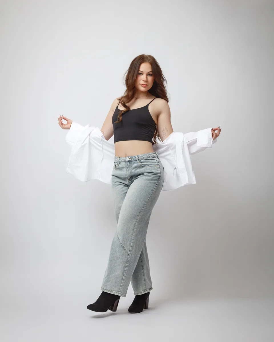 Woman posing in casual fashion outfit