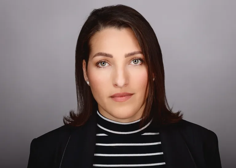 From Clean Headshots to Darker Editorial Portraits: A Studio Session with Mariana
