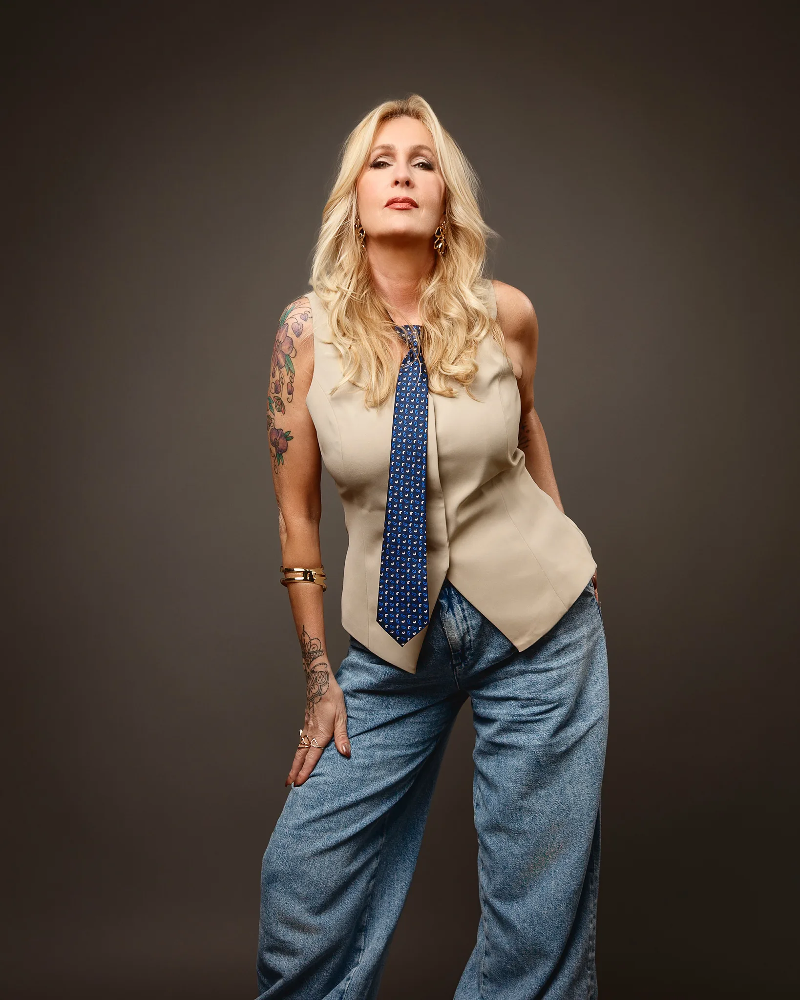 Blonde woman in tie and wide-leg jeans